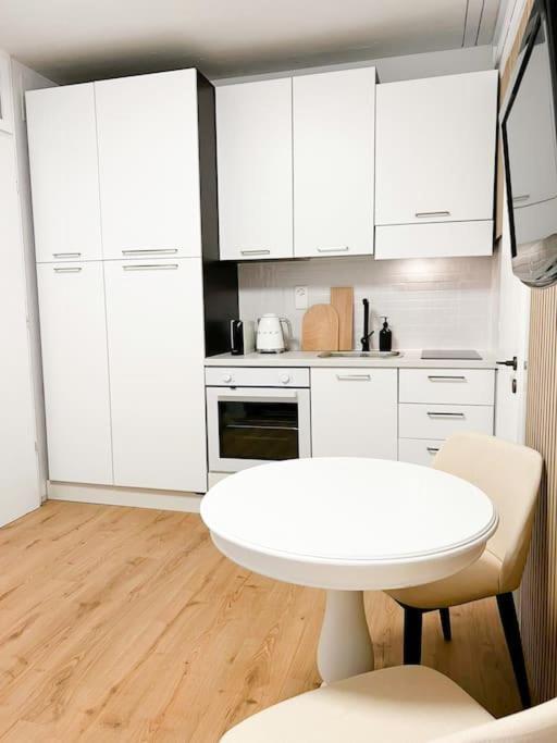 Bright Tiny Studio - Shared Pool & Sauna - Free Parking - Air Condition Muralto Ngoại thất bức ảnh