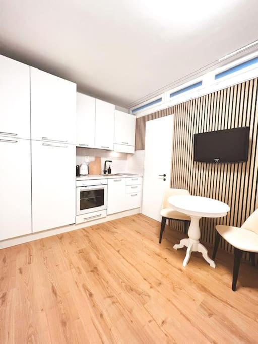 Bright Tiny Studio - Shared Pool & Sauna - Free Parking - Air Condition Muralto Ngoại thất bức ảnh